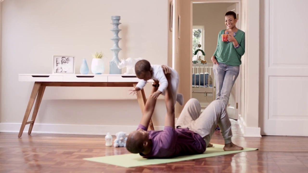 Still from BESTMED Bench Press — TV commercial by MUTI FILMS directed by Guto Bussab